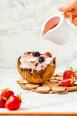 Fıstık ezmesi ve çilek sosu bir coco ile Berry güler yüzlü