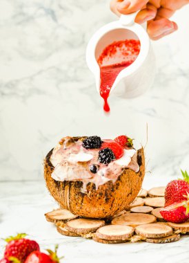 Berry fıstık ezmesi Hindistan cevizi Kupası ile güler yüzlü. İşlemi 