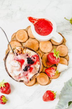 Fıstık ezmesi ve çilek sosu bir coco ile Berry güler yüzlü