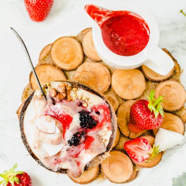 Fıstık ezmesi ve çilek sosu bir coco ile Berry güler yüzlü