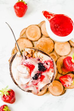 Fıstık ezmesi ve çilek sosu bir coco ile Berry güler yüzlü