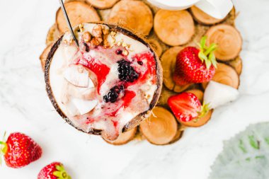 Fıstık ezmesi ve çilek sosu bir coco ile Berry güler yüzlü