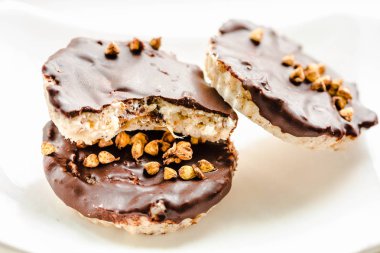 Ev yapımı Hindistan cevizi şeker çikolata, elinde tut. Sağlıklı lifest