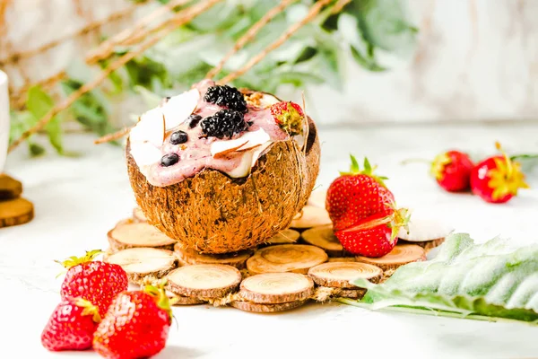 Fıstık ezmesi ve çilek sosu bir coco ile Berry güler yüzlü