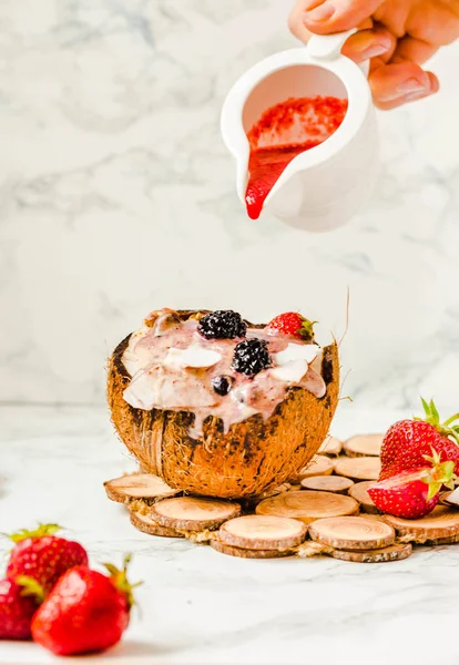 Smoothie aux baies avec beurre d'arachide dans une tasse de noix de coco. — Photo