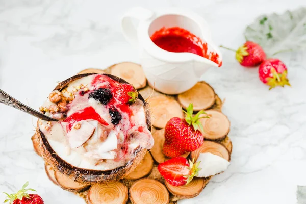 Fıstık ezmesi ve çilek sosu bir coco ile Berry güler yüzlü