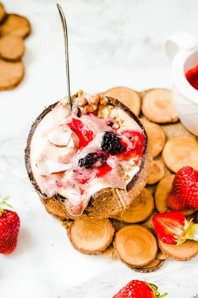 Fıstık ezmesi ve çilek sosu bir coco ile Berry güler yüzlü