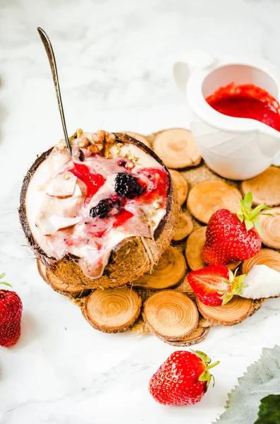 Fıstık ezmesi ve çilek sosu bir coco ile Berry güler yüzlü