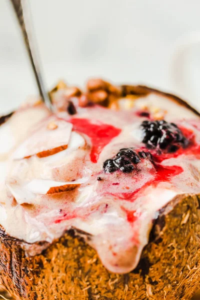 Fıstık ezmesi ve çilek sosu bir coco ile Berry güler yüzlü