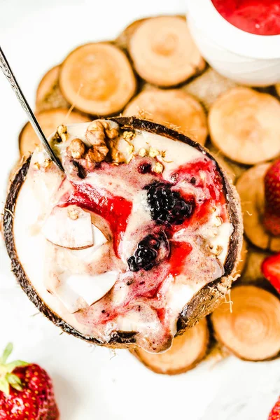 Fıstık ezmesi ve çilek sosu bir coco ile Berry güler yüzlü