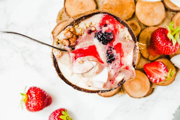 Fıstık ezmesi ve çilek sosu bir coco ile Berry güler yüzlü