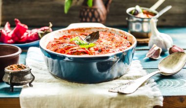 Ratatouille rustik arka planda, pişmiş sebze domates sau