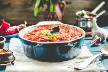 Ratatouille rustik arka planda, pişmiş sebze domates sau