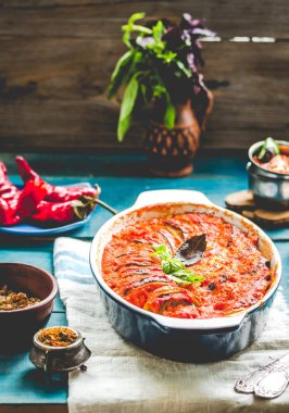 Mavi rustik arka planda, tomat pişmiş sebze Ratatouille