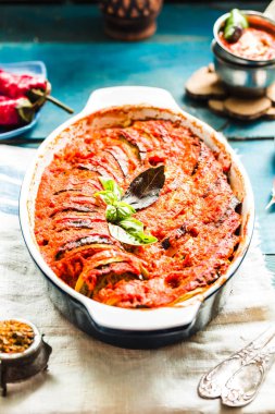 Mavi rustik arka planda, tomat pişmiş sebze Ratatouille