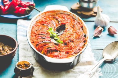 Mavi rustik arka planda, tomat pişmiş sebze Ratatouille