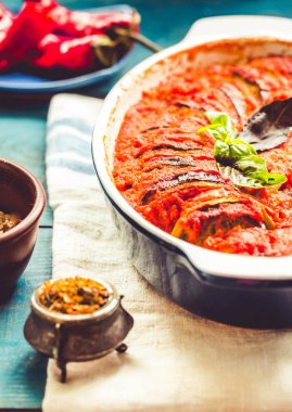 Ratatouille - pişmiş geleneksel Fransız Provence sebze tabağı