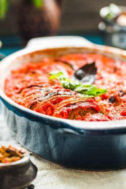 Patlıcan, kabak, domates ve o vejetaryen ratatouille yapılan