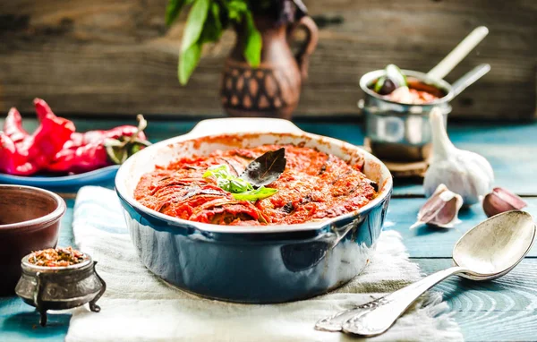 Ratatouille rustik arka planda, pişmiş sebze domates sau