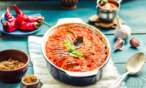 Mavi rustik arka planda, tomat pişmiş sebze Ratatouille