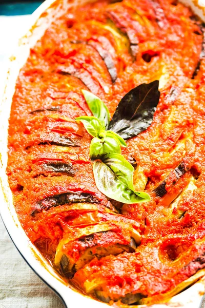 Ratatouille - pişmiş geleneksel Fransız Provence sebze tabağı