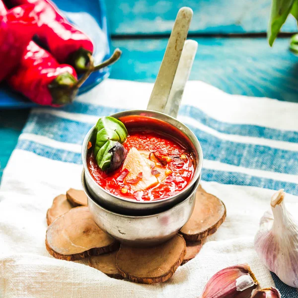 Гарячий гострий томатний соус чилі з базиліком часнику в металевій чашці — стокове фото