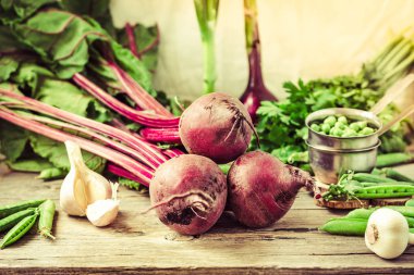 Sebze ahşap üzerine. Biyo sağlıklı gıda, otlar ve baharatlar. Organik 