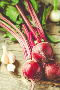 Rustik beton zemin üzerine taze sebze. Havuç, pancar, ra