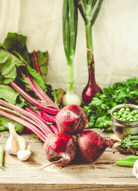 Rustik beton zemin üzerine taze sebze. Havuç, pancar, ra