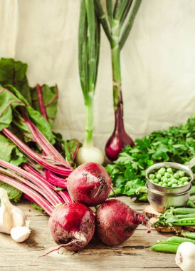 Rustik beton zemin üzerine taze sebze. Havuç, pancar, ra