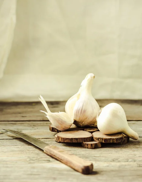 Organic garlic on a wooden rustic background, warm calm gamma. — Stock Photo, Image
