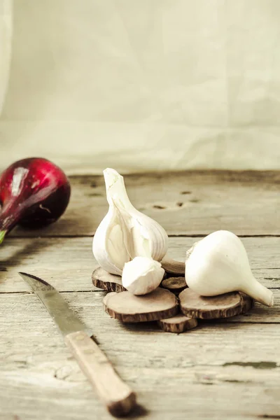 Bio-Knoblauch auf rustikalem Holzgrund, warmes, ruhiges Gamma. — Stockfoto