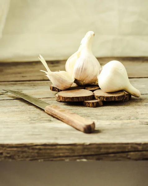 Bio-Knoblauch auf rustikalem Holzgrund, warmes, ruhiges Gamma. — Stockfoto