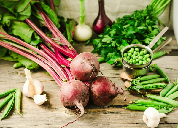 Fresh vegetables on rustic concrete background. Carrot, beet, ra — Stock Photo, Image