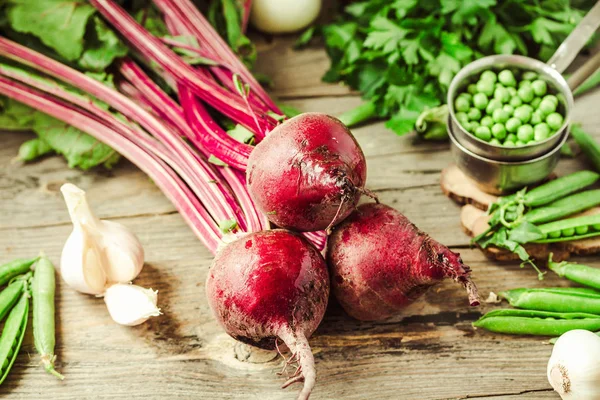 Rustik beton zemin üzerine taze sebze. Havuç, pancar, ra