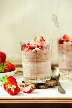 Çilek ile Çikolatalı puding. St. Valentine's gün tatlı