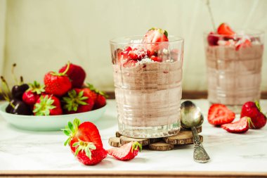 Çilek ile Çikolatalı puding. St. Valentine's gün tatlı