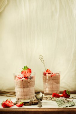 Çilek ile Çikolatalı puding. St. Valentine's gün tatlı