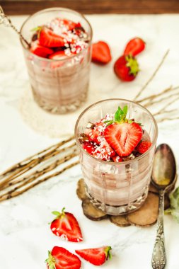 Çilek ile Çikolatalı puding. St. Valentine's gün tatlı