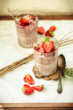 Çilek ile Çikolatalı puding. St. Valentine's gün tatlı