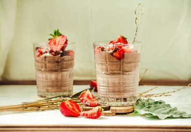 Çilek ile Çikolatalı puding. St. Valentine's gün tatlı