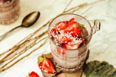 Çilek ile Çikolatalı puding. St. Valentine's gün tatlı
