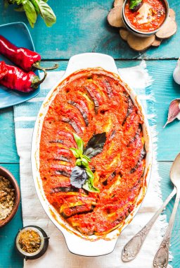 Ratatouille mavi rustik arka plan, üstten görünüm üzerinde pişirme çanağı içinde