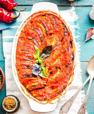 Ratatouille mavi rustik arka plan, üstten görünüm üzerinde pişirme çanağı içinde