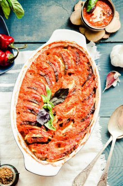 Ratatouille mavi rustik arka plan, üstten görünüm üzerinde pişirme çanağı içinde