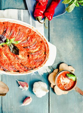 Ratatouille mavi rustik arka plan, üstten görünüm üzerinde pişirme çanağı içinde