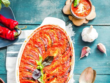 Ratatouille mavi rustik arka plan, üstten görünüm üzerinde pişirme çanağı içinde