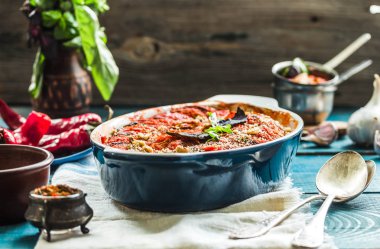 Ratatouille.Classic Fransızca yaz sebze güveç. Ahşap rus