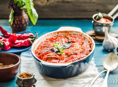 Ratatouille.Classic Fransızca yaz sebze güveç. Ahşap blu