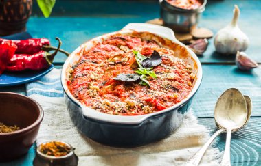 Lezzetli vejetaryen ratatouille yapılan patlıcan, kabak, domates